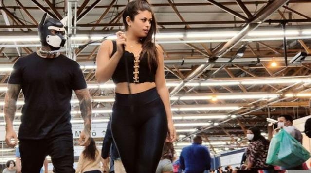 Sevgilisinin üzünə it maskası taxıb xalta ilə gəzdirən qadın insanları şoka saldı -FOTOLAR